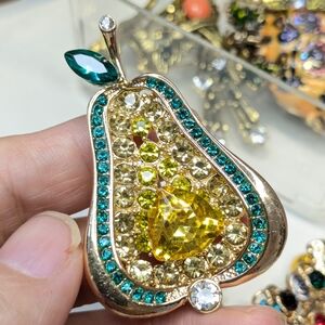 563 Gold and Green Pear-Shaped brooch